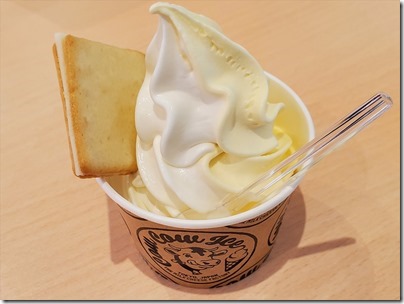 羽田空港のアイスその1「Cow Cow Ice」のサンデーミックス@T1