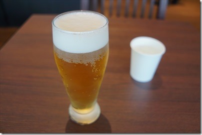羽田空港国際線・品達羽田でモノレールを見ながら昼間から飲酒の編